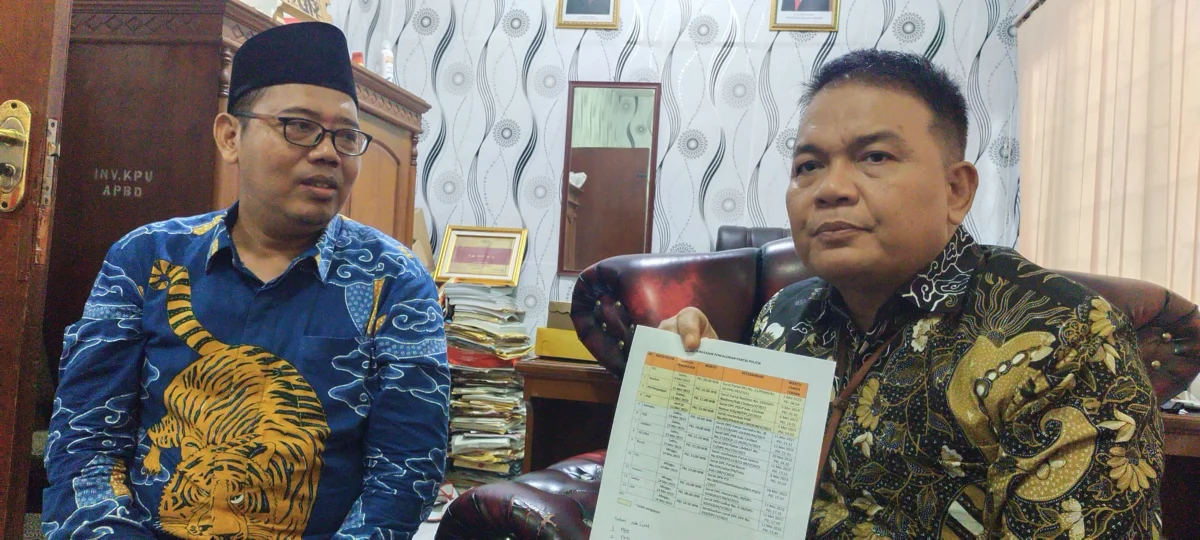 BERISIKO. Ketua KPU Kabupaten Cirebon, Sopidi didampingi Ketua Divisi Teknis Penyelenggaraan Pemilu, Apendi menjelaskan risiko mendaftarkan bacaleg di menit akhir. FOTO : ZEZEN ZAENUDIN ALI/RAKCER.ID