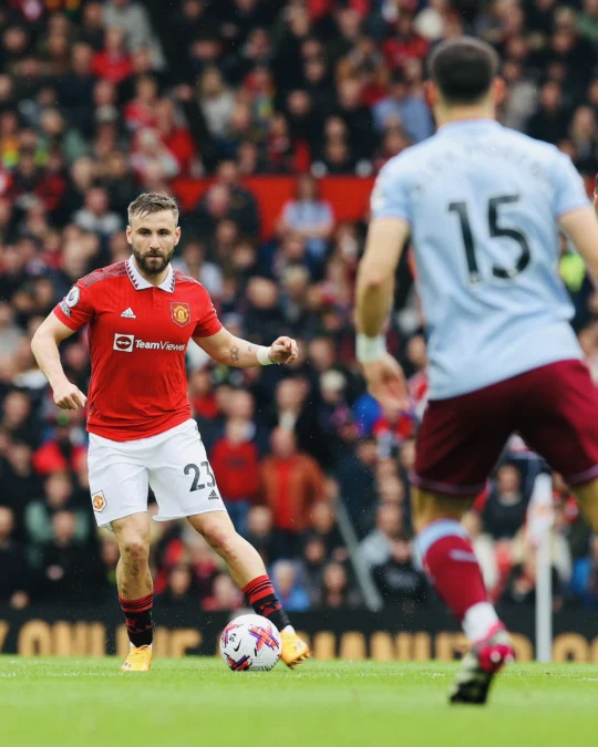 Luke Shaw, Pemain Manchester United sedang Membawa Bola Menuju Lini Pertahanan Aston Villa. Foto: twitter.com/manutd