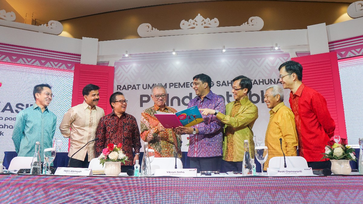 RUPST. Tampak pada gambar: (ki-ka) Direktur Irsyad Sahroni, Direktur Ritesh Singh, Direktur Ahmad Zulfikar Said, Komisaris Utama Halim Alamsyah, Direktur Utama Vikram Sinha, Direktur Desmond Cheung, Direktur Muhammad Buldansyah dan Direktur Nicky Lee Chi Hung. FOTO : IST/RAKCER ID