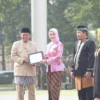 PROGRAM MERDEKA BELAJAR. Plh Gubernur Jawa Barat Uu Ruzhanul Ulum menjadi Inspektur Upacara pada Hari Pendidikan Nasional 2023 Tingkat Provinsi Jabar di Lapangan Gasibu, Kota Bandung, Selasa (2/5/2023). Upacara tersebut dihadiri pula Ketua TP PKK Jabar Atalia Praratya Ridwan Kamil dan Kepala Dinas Pendidikan Jabar Wahyu Mijaya. FOTO: HUMAS JABAR FOR RAKCER.ID