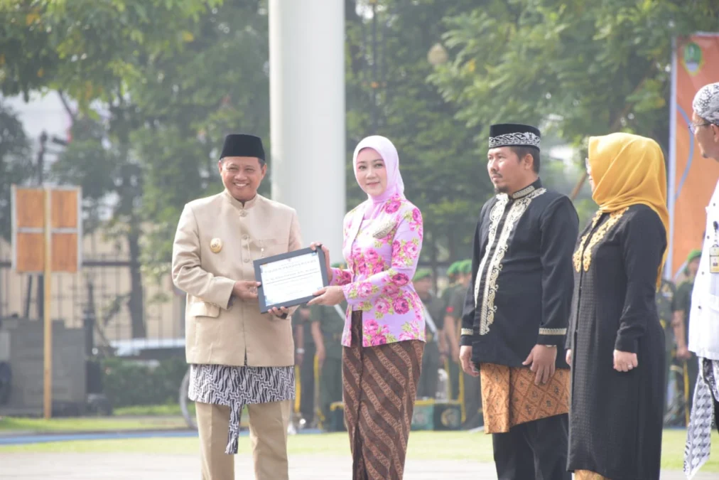 PROGRAM MERDEKA BELAJAR. Plh Gubernur Jawa Barat Uu Ruzhanul Ulum menjadi Inspektur Upacara pada Hari Pendidikan Nasional 2023 Tingkat Provinsi Jabar di Lapangan Gasibu, Kota Bandung, Selasa (2/5/2023). Upacara tersebut dihadiri pula Ketua TP PKK Jabar Atalia Praratya Ridwan Kamil dan Kepala Dinas Pendidikan Jabar Wahyu Mijaya. FOTO: HUMAS JABAR FOR RAKCER.ID