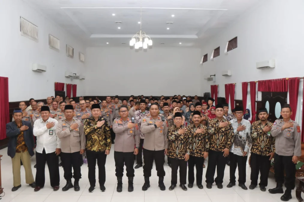 RAPAT KOORDINASI. Jajajaran Polres Indramayu bersama Penyuluh Agama Kemenag Indramayu pose bersama usai rapat koordinasi kamtibmas dan penyakit masyarakat di Aula Polres Indramayu, Kamis (11/5/2023). FOTO: HUMAS POLRES INDRAMAYU FOR RAKCER.ID