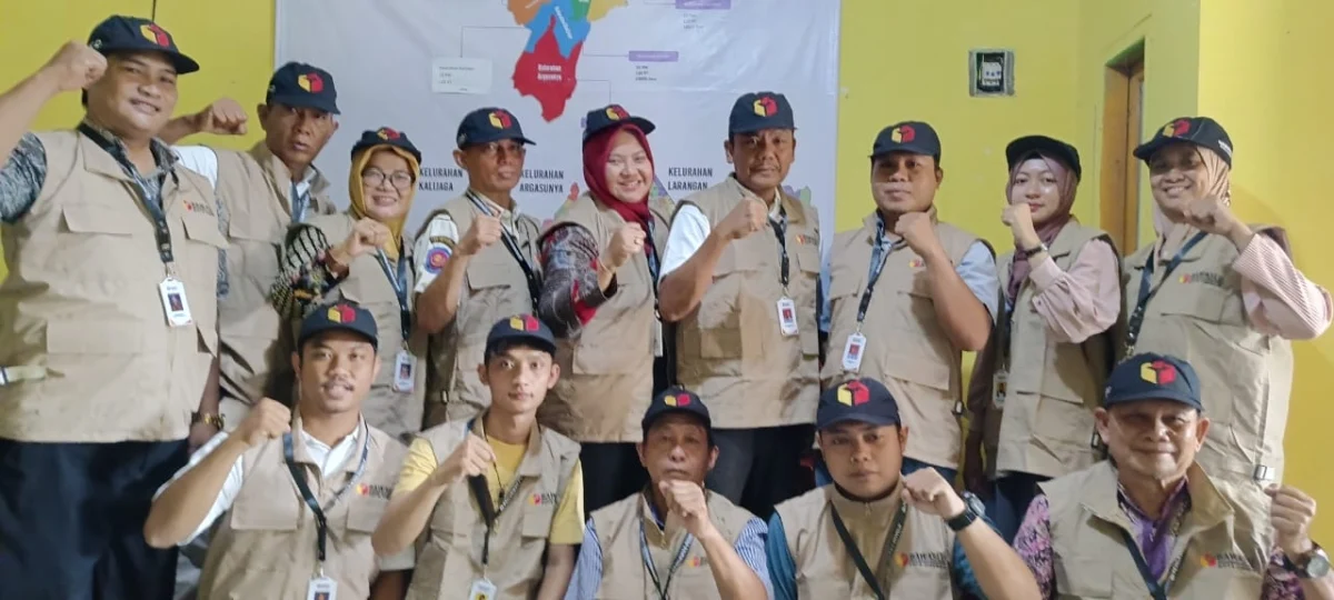 RENTAN KONFLIK PEMILU. Peserta Bimtek Pengawasan Pemutakhiran Data Pemilih dan Penyusunan Daftar Pemilih pose bersama pada kegiatan yang diselenggarakan Panwascam Harjamukti Kota Cirebon, Rabu (17/5/2023). FOTO: PANWASCAM HARJAMUKTI FOR RAKCER.ID