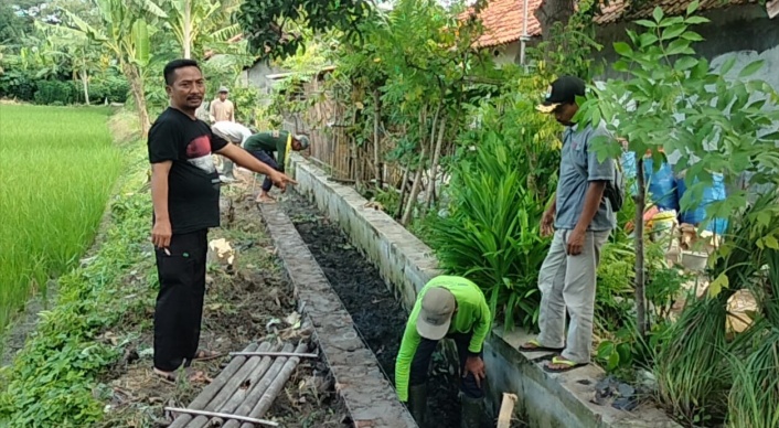 PEMBANGUNAN SALURAN. Kuwu Desa Babakan Losari, Kecamatan Pabedilan, Kabupaten Cirebon, Tarsono menunjukan kegiatan dana desa untuk saluran pembuangan air limbah (SEPAL). FOTO: HERMAWAN/RAKYAT CIREBON