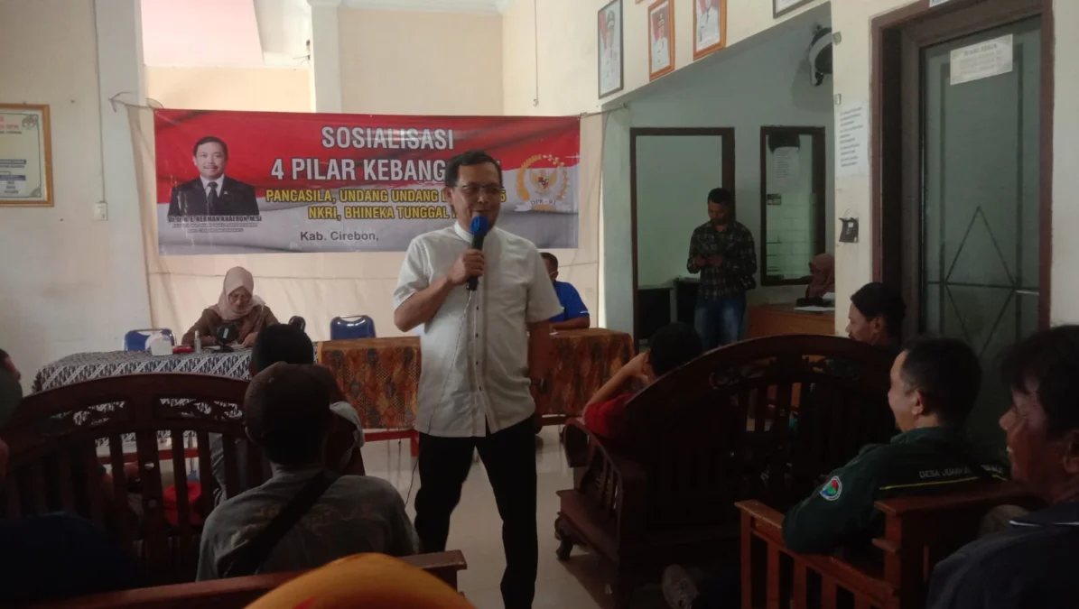 SOSIALISASI. Anggota DPR/MPR RI, Dr Ir H Herman Khaeron melakukan kunjungan ke Desa Pangarengan, Kecamatan Pangenan, Kabupaten Cirebon, dalam rangka Sosialisasi 4 Pilar Kebangsaan. FOTO: HERMAWAN/RAKYAT CIREBON