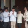 PILKADA JAWA BARAT. Mantan Ketua Umum PSSI dan Kapolda Metro Jaya Irjen Pol (Purn) Mochamad Iriawan atau akrab disapa Iwan Bule (tengah) diapit Ketua Umum DPP Partai Gerindra, Prabowo Subianto dan Ketua Umum DPP PKB, Muhaimin Iskandar di sebuah acara. FOTO: ISTIMEWA/RAKYAT CIREBON