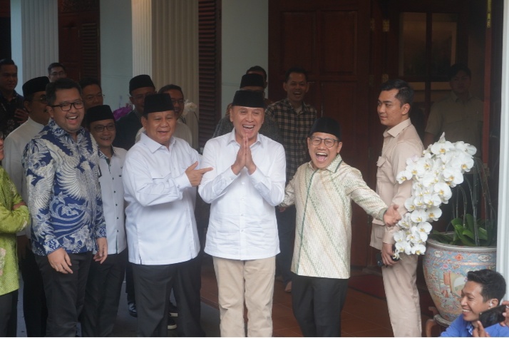 PILKADA JAWA BARAT. Mantan Ketua Umum PSSI dan Kapolda Metro Jaya Irjen Pol (Purn) Mochamad Iriawan atau akrab disapa Iwan Bule (tengah) diapit Ketua Umum DPP Partai Gerindra, Prabowo Subianto dan Ketua Umum DPP PKB, Muhaimin Iskandar di sebuah acara. FOTO: ISTIMEWA/RAKYAT CIREBON