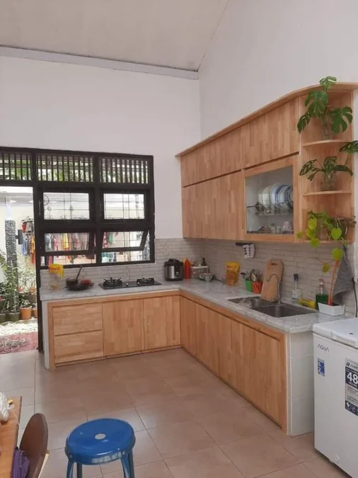 desain lantai dapur bermotif kayu