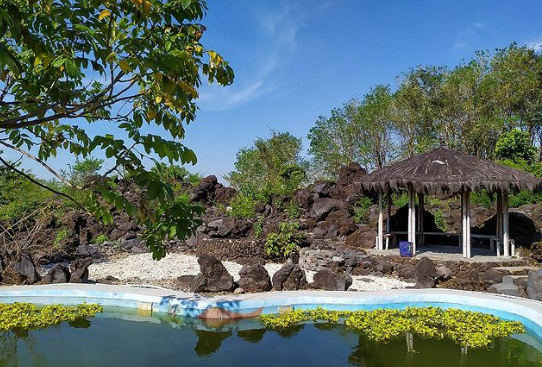 Adem Banget Wisata Rock Garden Batu Luhur Kuningan Yang Miliki Pemandangan Eksotis Dan Café Berkonsep Alam