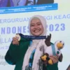 JUARA. Prestasi tingkat nasional diraih Yusi Selmi. Mahasiswi Prodi Hukum Tata Negara IAIN Syekh Nurjati Cirebon ini menjadi juara 1 lomba Story Telling OASE PTKI 2023 Tingkat Nasional di UIN Syarif Hidayatullah Jakarta. FOTO : SUWANDI/RAKYAT CIREBON