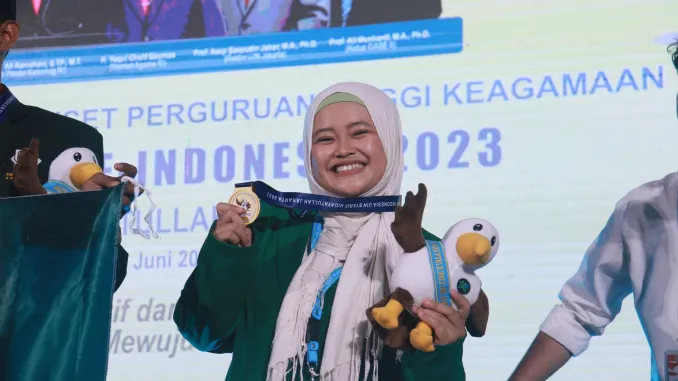 JUARA. Prestasi tingkat nasional diraih Yusi Selmi. Mahasiswi Prodi Hukum Tata Negara IAIN Syekh Nurjati Cirebon ini menjadi juara 1 lomba Story Telling OASE PTKI 2023 Tingkat Nasional di UIN Syarif Hidayatullah Jakarta. FOTO : SUWANDI/RAKYAT CIREBON