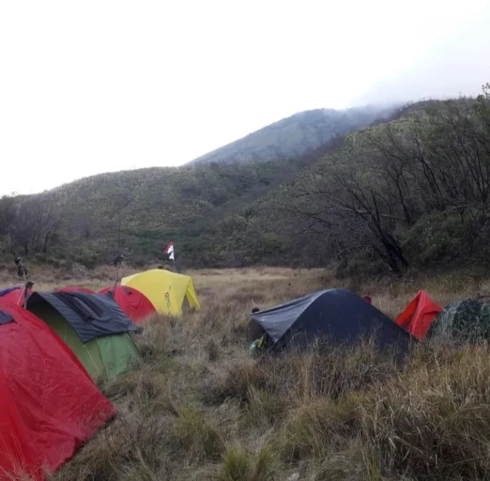 Jalur Sadarehe Gunung Ciremai Sajikan Pemandangan Sabana