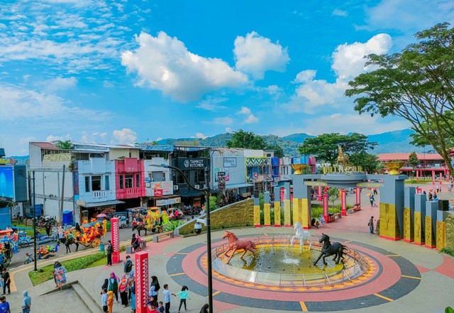 Alun ALun Kuningan Tampil Dengan Wajah Baru