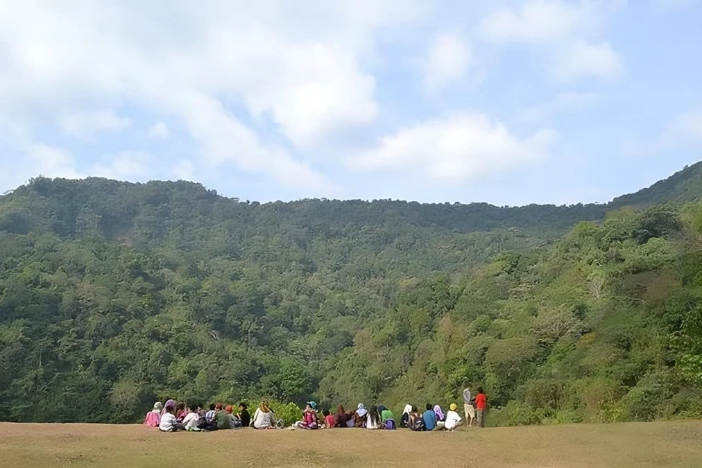 Wisata Alam Kuningan Cadas Gantung