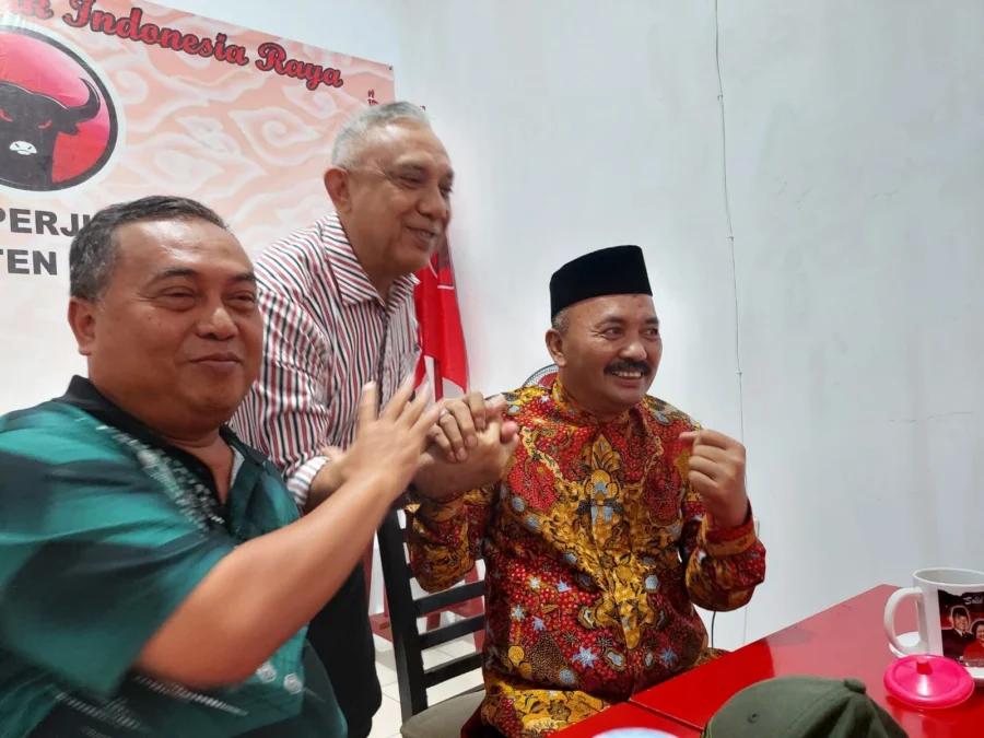 INSPEKSI. Kehadiran Gotas saat menginspeksi kantor DPC PDIP, ditemui Ketua Bappilu PDIP Kabupaten Cirebon, Anwar Asmali beberapa waktu lalu. FOTO: DOC/RAKCER.ID