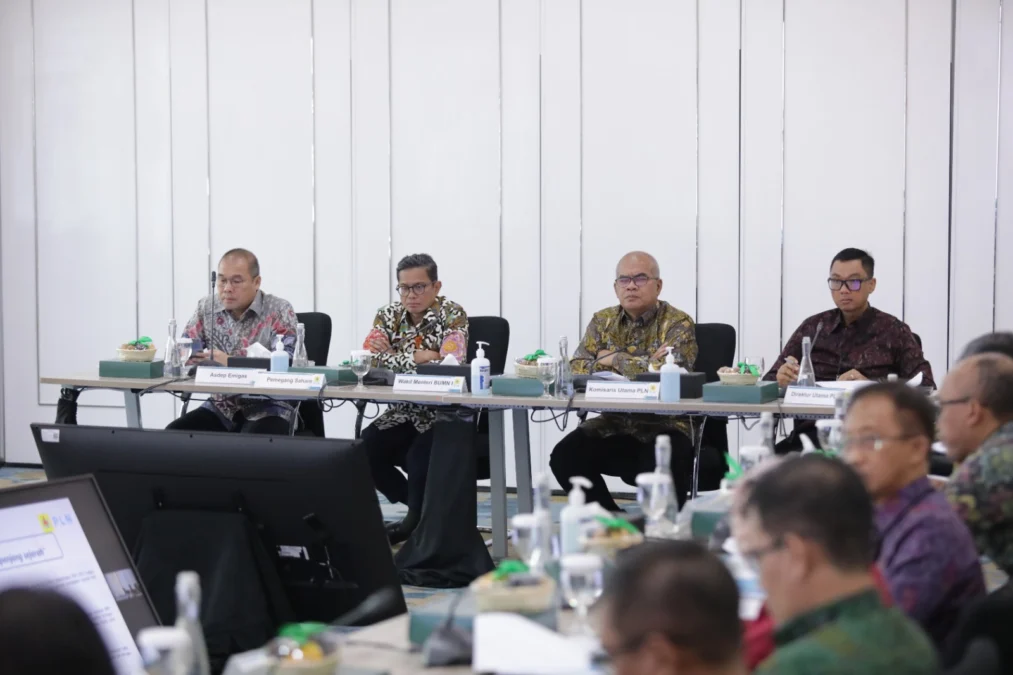 RUPS PT PLN. Wakil Menteri BUMN I Pahala N Mansury, Komisaris Utama PLN Amien Sunaryadi beserta jajaran, mengikuti RUPS PLN, Rabu (7/6/2023) kemarin. FOTO: IST/RAKCER.ID