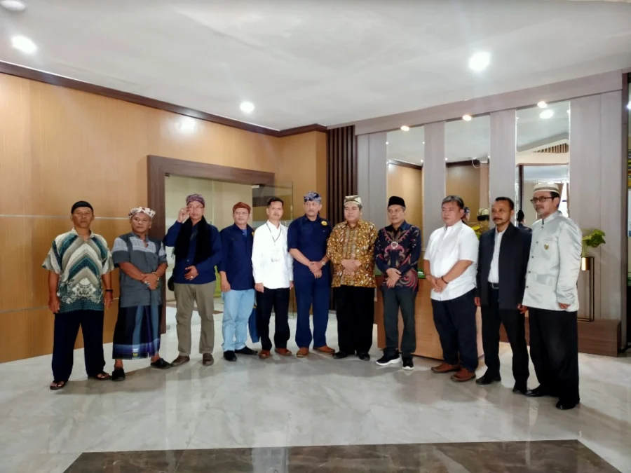 PERAN. Keturunan Syekh Nurjati yang tergabung dalam Rukun Wargi Sumedang menyambangi IAIN Syekh Nurjati Cirebon, Senin (29/5/2023). Mereka menuntut pihak kampus meneladani kiprah Syekh Nurjati dalam mengembangkan pendidikan Islam. FOTO : SUWANDI/RAKYAT CIREBON