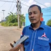 HASIL SURVEI. Ketua BPOKK DPD Partai Demokrat Jabar, Ahmad Bajuri diwawancarai mengenai survei internal partai. Partai Demokrat Kota Cirebon masih menempati posisi tiga besar. FOTO: ASEP SAEPUL MIELAH/RAKCER.ID