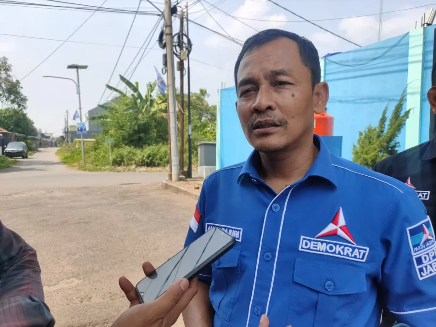 HASIL SURVEI. Ketua BPOKK DPD Partai Demokrat Jabar, Ahmad Bajuri diwawancarai mengenai survei internal partai. Partai Demokrat Kota Cirebon masih menempati posisi tiga besar. FOTO: ASEP SAEPUL MIELAH/RAKCER.ID