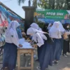 PPDB SMK. Situasi pendaftaran peserta PPDB SMKN 2 Kota Cirebon, Kamis (8/6). Pendaftar SMK terlihat lebih membeludak dibanding SMA. FOTO: ASEP SAEPUL MIELAH/RAKCER.ID