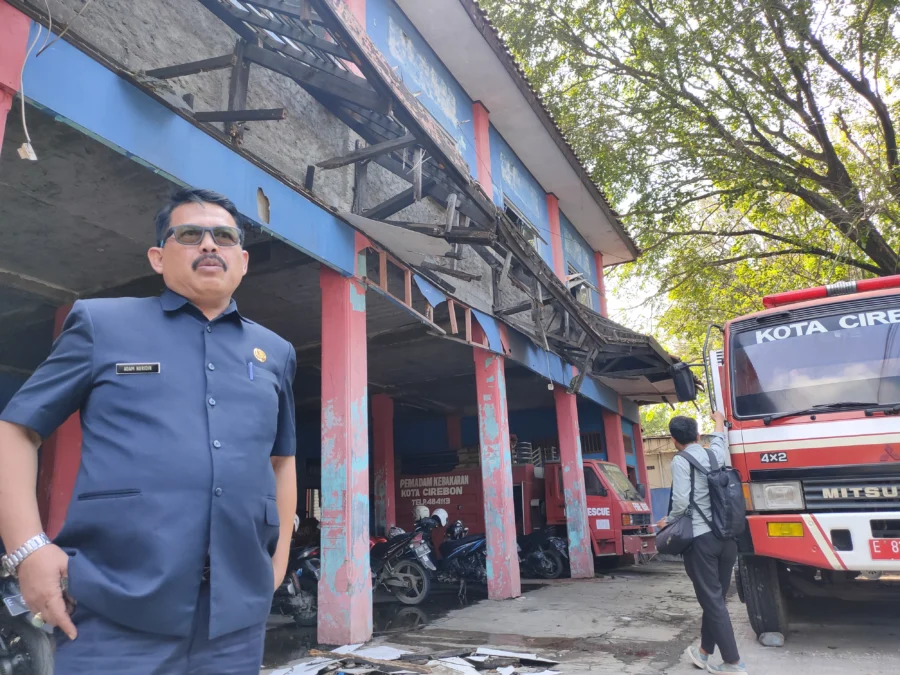 Atap bangunan kantor DPKP Kota Cirebon ambruk