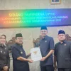 RAIH WTP. DPRD Kabupaten Cirebon menerima hantaran LKPJ Bupati tahun anggaran 2022. FOTO: ZEZEN ZAENUDIN ALI/RAKCER.ID