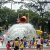 Para pengunjung melakukan aktivitas seru di ember tumpah raksasa. Kolam Renang Zam Zam Pool Kuningan Punya Fasilitas Baru yang Bisa Dijadikan Destinasi Wisata Kolam Renang Buat Keluarga. Foto: pinterest