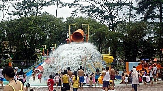 Para pengunjung melakukan aktivitas seru di ember tumpah raksasa. Kolam Renang Zam Zam Pool Kuningan Punya Fasilitas Baru yang Bisa Dijadikan Destinasi Wisata Kolam Renang Buat Keluarga. Foto: pinterest