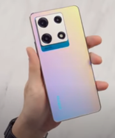 Tampilan belakang dari Infinix Note 30 Pro. Foto: youtube.com/gadgetin