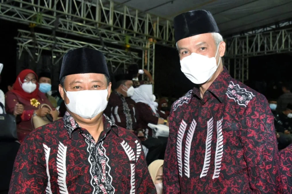 Uu Ruzhanul Ulum (kiri) diusulkan menjadi cawapres mendampingi Ganjar Pranowo. FOTO: IST/RAKCER.ID