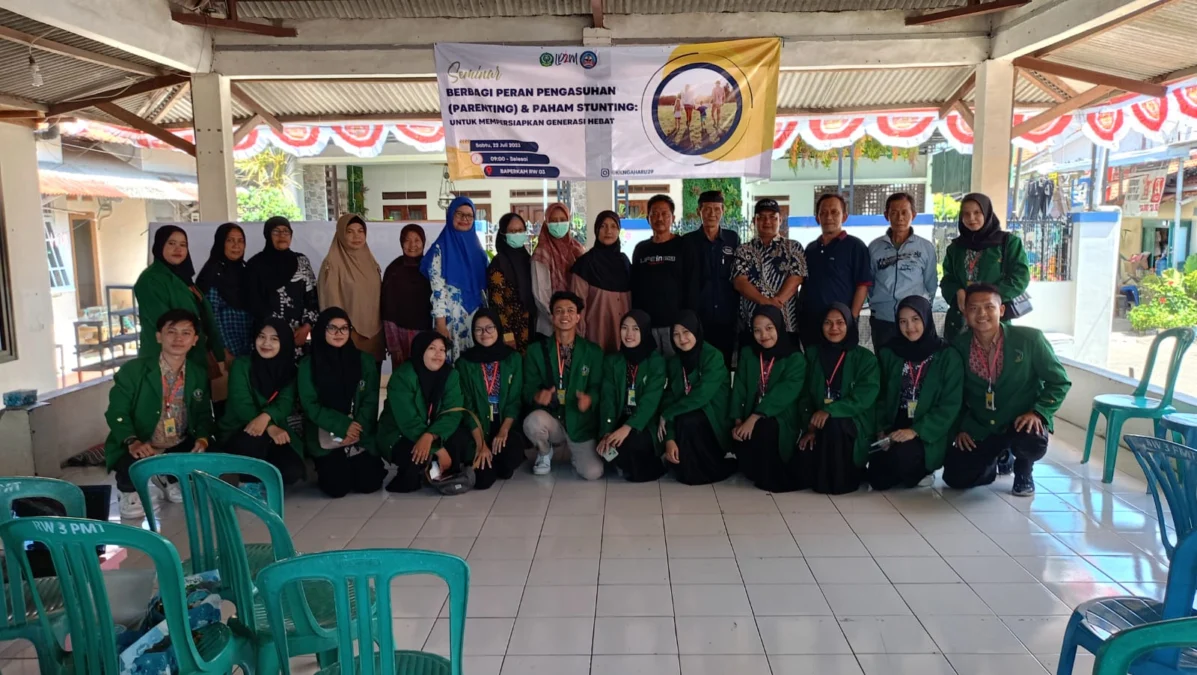 STUNTING. Mahasiswa IAIN Syekh Nurjati Cirebon yang tergabung dalam KKN Gaharu Keluarga Kelompok 29 menggelar seminar Parenting dan Paham Stunting bertempat di Balai Pertemuan Kampung (Baperkam) RW 03 Pamitran, Kelurahan Kejaksan, Kec. Kejaksan, Kota Cirebon, Sabtu (22/7/2023). FOTO : IST/RAKYAT CIREBON