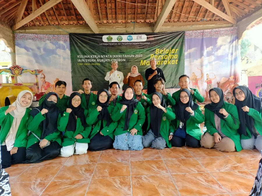 BANTU MASYARAKAT. Mahasiswa Kuliah Kerja Nyata (KKN) IAIN Syekh Nurjati Cirebon kelompok 118 didorong bantu promosikan seni dan tradisi khas Desa Mertasinga, Gunungjati, Cirebon. FOTO : SUWANDI/RAKYAT CIREBON