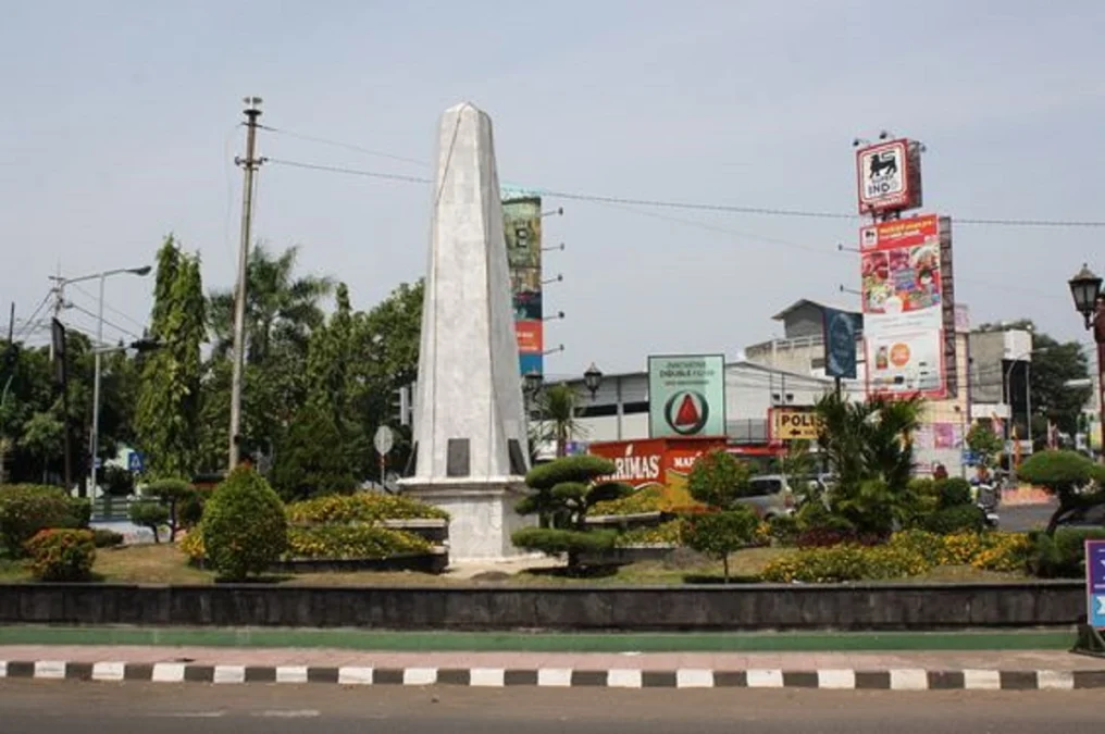 Tugu Proklamasi Dekat Alun-alun Kejaksan