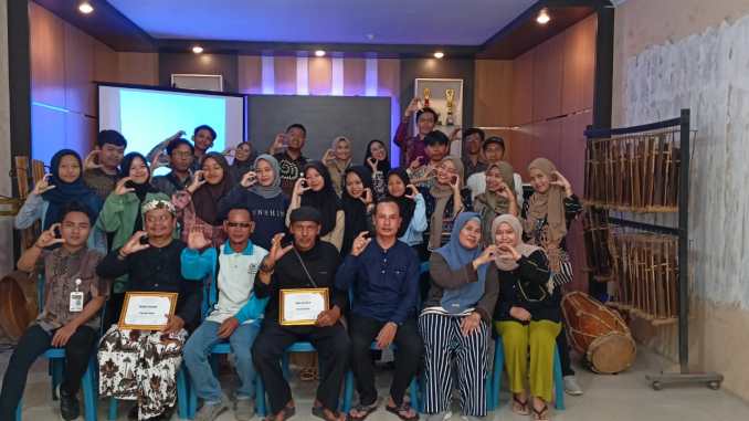 KKN. Kelompok 115 KKN Mandiri Inisiatif IAIN Cirebon, mengadakan kegiatan Seminar dan Workshop Sejarah dan Kebudayaan Desa Paniis dalam program Kuliah Kerja Nyata (KKN) di Desa Paniis, Kecamatan Pasawahan, Kabupaten Kuningan. FOTO : IST/RAKYAT CIREBON