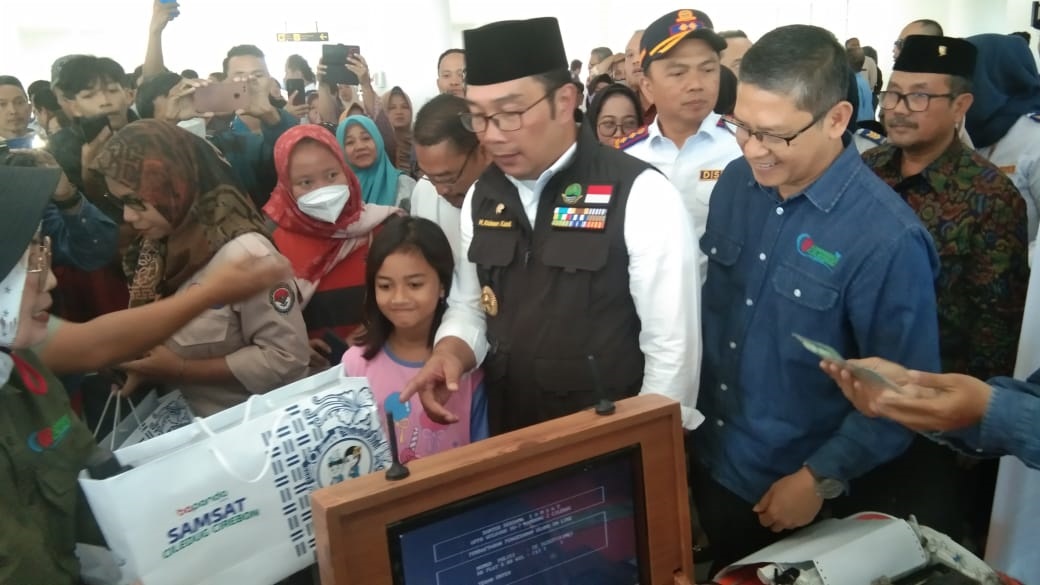 Gubernur Jawa Barat, Ridwan Kamil didampingi Bupati Cirebon, Drs H Imron MAg meresmikan penggunaan Terminal Ciledug Kabupaten Cirebon