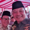 SAMBUT ANTUSIAS. Sultan Sepuh Aloeda II Keraton Kasepuhan, R H Rahardjo Djali Ak MASc CMA CFA ikut salat Jumat perdana di Masjid Syarif Abdurachman bersama Wakil Presiden RI Prof Dr KH Ma'ruf Amin dan Kepala Staf Angkatan Darat (KASAD), Jenderal TNI Dudung Abdurachman, Jumat (25/8/2023) FOTO : SUWANDI/RAKCER.ID