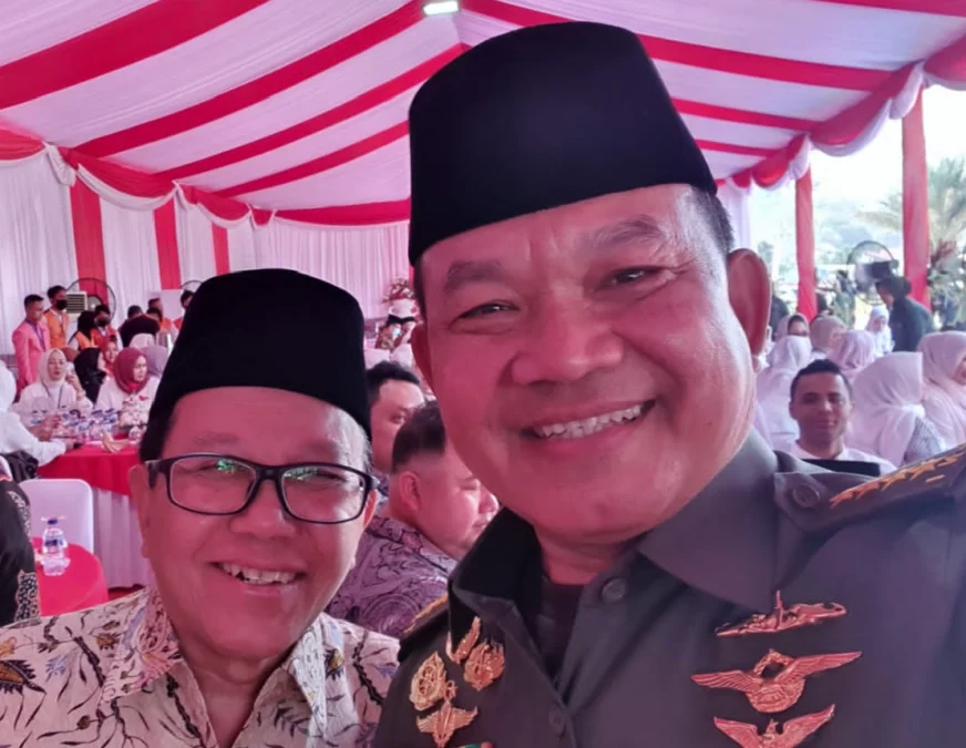 SAMBUT ANTUSIAS. Sultan Sepuh Aloeda II Keraton Kasepuhan, R H Rahardjo Djali Ak MASc CMA CFA ikut salat Jumat perdana di Masjid Syarif Abdurachman bersama Wakil Presiden RI Prof Dr KH Ma'ruf Amin dan Kepala Staf Angkatan Darat (KASAD), Jenderal TNI Dudung Abdurachman, Jumat (25/8/2023) FOTO : SUWANDI/RAKCER.ID