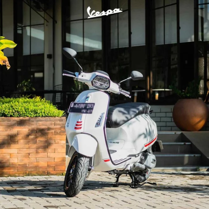 vespa matic putih