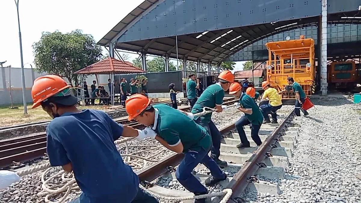 Bukan Tarik Tambang, Agustusan di PT KAI Lombanya Tarik Lokomotif, Beratnya Sampai 70 Ton