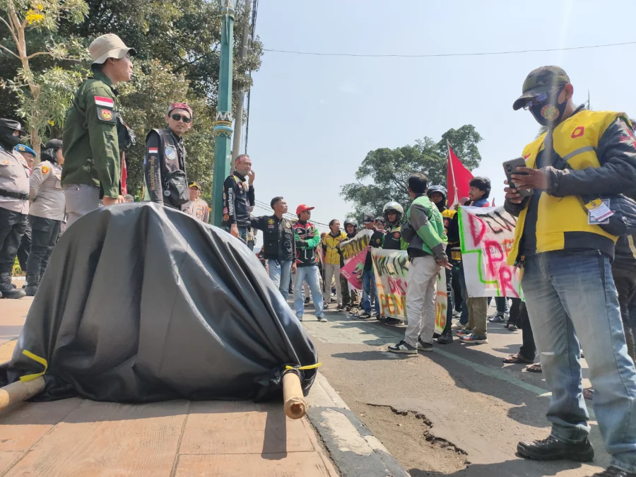 Ratusan Ojol Cirebon Raya kepung balaikota dan DPRD