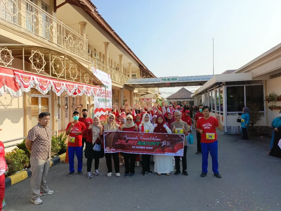 JALAN SEHAT. Upaya meningkatkan derajat kesehatan masyarakat terus dilakukan RS Sumber Hurip Cirebon. Salah satunya dengan mengadakan Jalan Sehat, Jumat (18/8/2023) pagi dalam rangka peringatan HUT RI ke-78. FOTO : SUWANDI/RAKYAT CIREBON