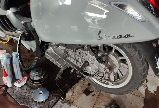 Baca Ini ! Anjuran Servis CVT dan Ganti Oli Vespa Matic Jangan Sampai Salah