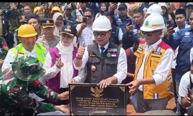 Ridwan Kamil tinjau pembangunan jembatan Walahar di Karawang