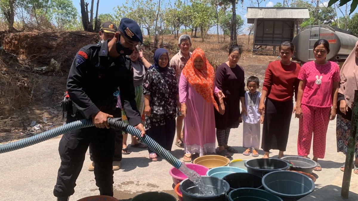 Brimob Droping Air Bersih di 4 Titik Kekeringan, Salahsatunya Kopiluhur