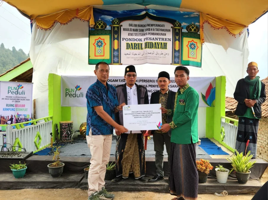 CSR PT PLN Sentuh Warga Kampung Stamplat di Garut, Hadirkan Fasilitas Belajar dan Dorong Kemandirian Ekonomi