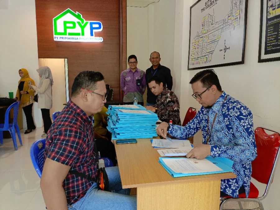 AKAD KREDIT MASAL. Proses akad kredit masal para pembeli unit rumah The Golden Mansion bersama BTN Cirebon disaksikan Direktur PT. Primayasa Propertindo Otong Zaenudin SE dan Branch Manager BTN Cirebon Bryan Andria, Selasa (26/9/2023).