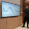 PELUANG. Kepala Cabang PT. Equityword Futures (EWF) Cirebon, Ernest Firman mengulas banyak momentum peluang cuan dari fluktuasi harga emas di perdagangan berjangka komoditi menjelang akhir tahun. FOTO : SUWANDI/RAKCER.ID