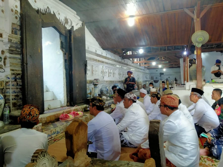 Tata Cara Ziarah ke Makam Wali Songo Beserta Doa Ziarah Wali dan Tawasul Ziarah Wali