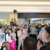 KENALKAN. Prilly Latuconsina berkesempatan menyapa penggemarnya di Grage Mall Cirebon, Sabtu (30/9/2023). Kehadiran Prilly dalam rangka mengenalkan perhiasan koleksi terbarunya bertema Pink Beach yang disambut antusias masyarakat Cirebon. FOTO : SUWANDI/RAKCER.ID