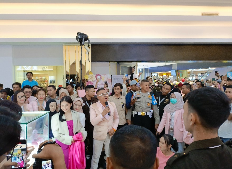 KENALKAN. Prilly Latuconsina berkesempatan menyapa penggemarnya di Grage Mall Cirebon, Sabtu (30/9/2023). Kehadiran Prilly dalam rangka mengenalkan perhiasan koleksi terbarunya bertema Pink Beach yang disambut antusias masyarakat Cirebon. FOTO : SUWANDI/RAKCER.ID